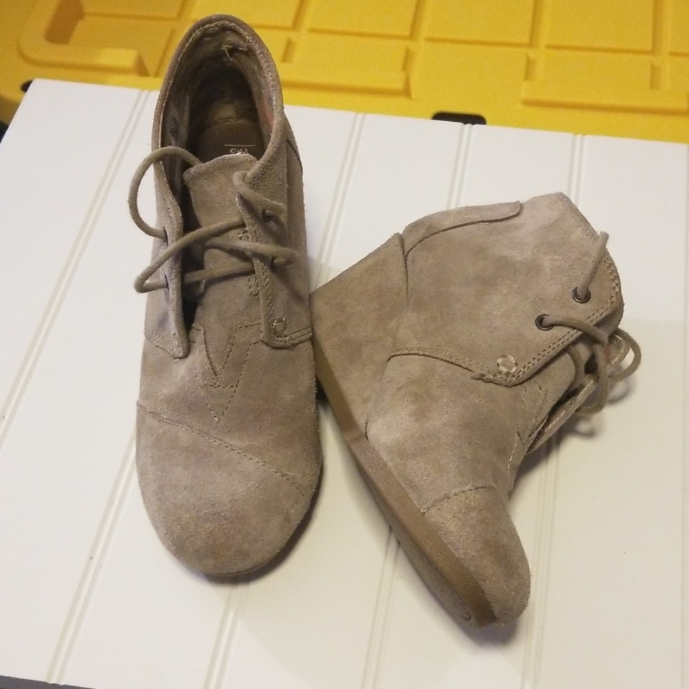 Tom tan suede wedges size 5